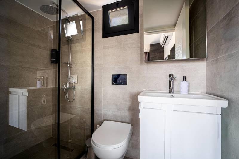 Classic First Floor Double Room bathroom
